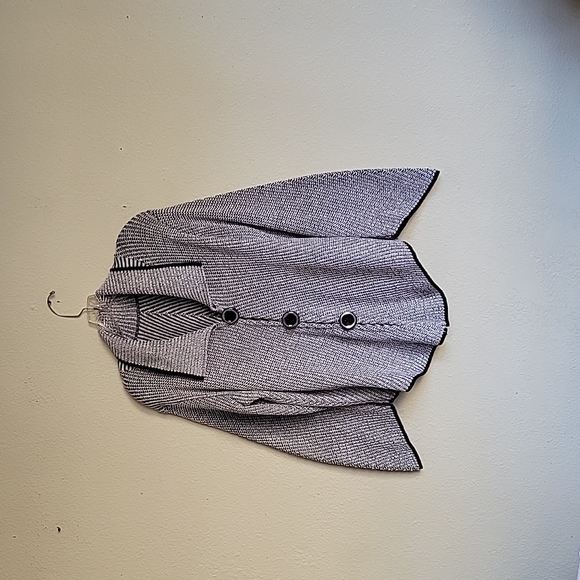 sweater white and black functional buttons missing tag - Picture 4 of 15